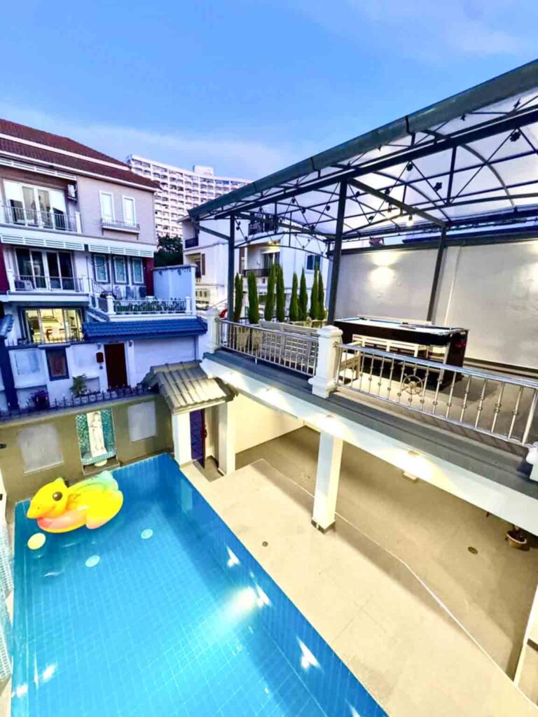 Town-home-205 with pool Pattaya